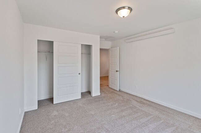 Building Photo - 4 Bed 2.5 Bath - Modern Townhome - Hillcre...