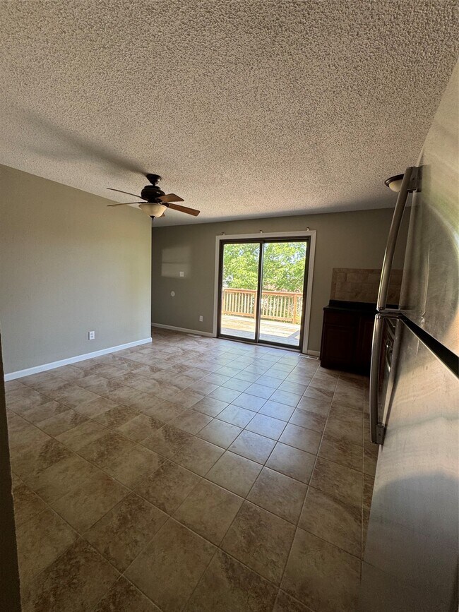 Building Photo - 1161 Saratoga Dr