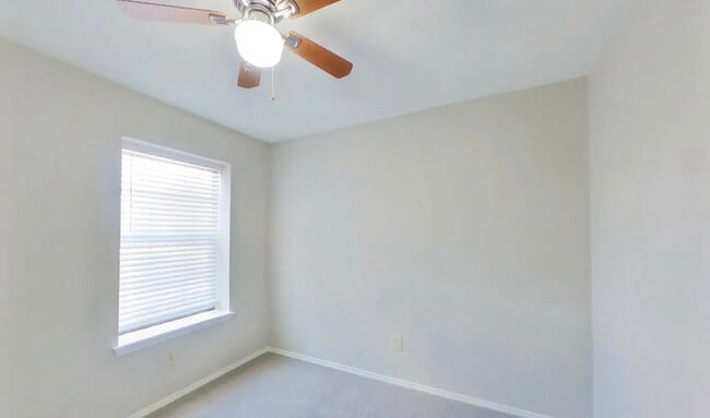 Building Photo - MOVE IN READY