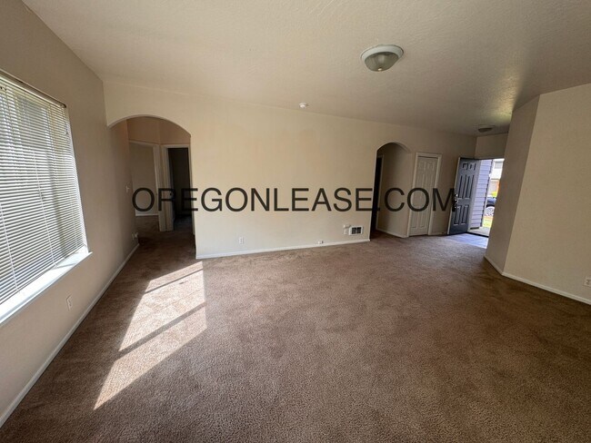Building Photo - 3 bedroom North Eugene home with full size...
