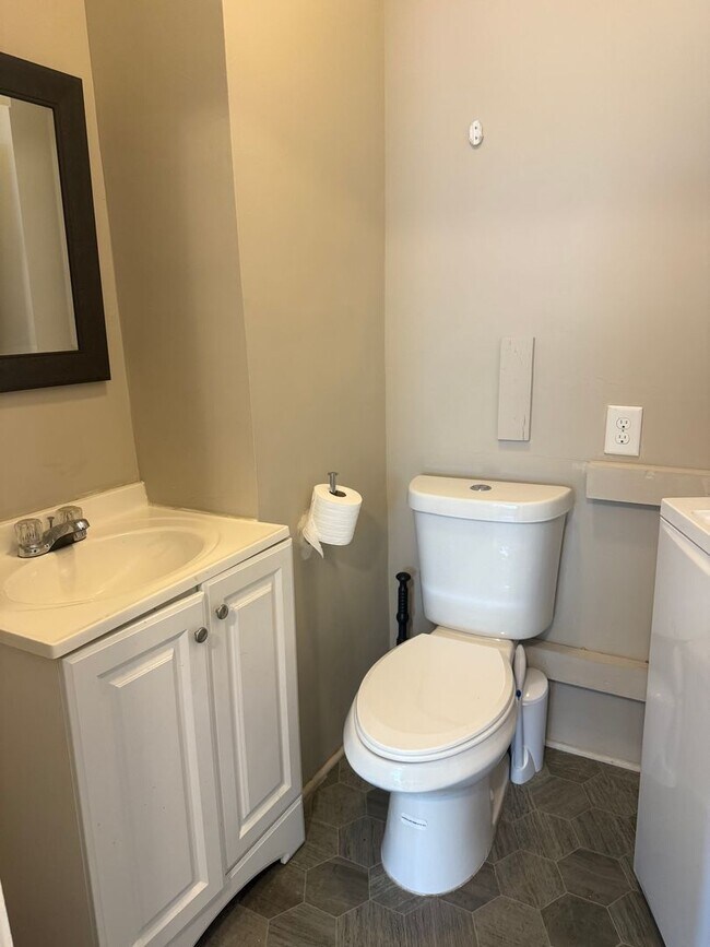 Building Photo - Adorable 2 Bedroom with Stackable Washer/Dryer