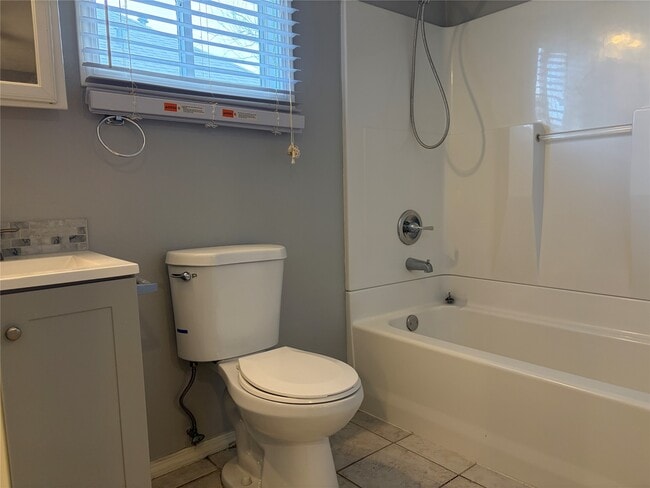 Building Photo - 405 1/2 Walton St