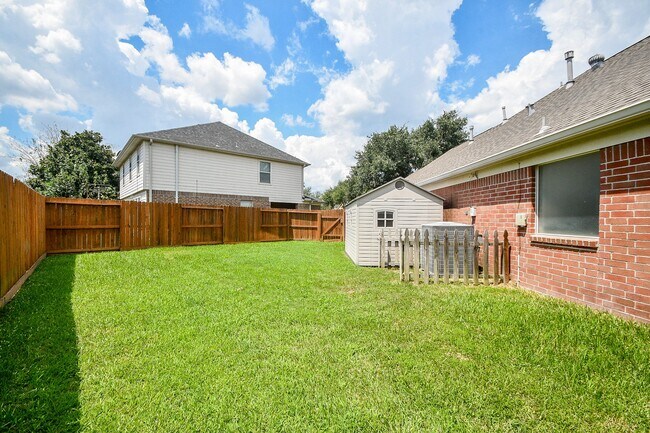 Building Photo - 707 New Pines Dr