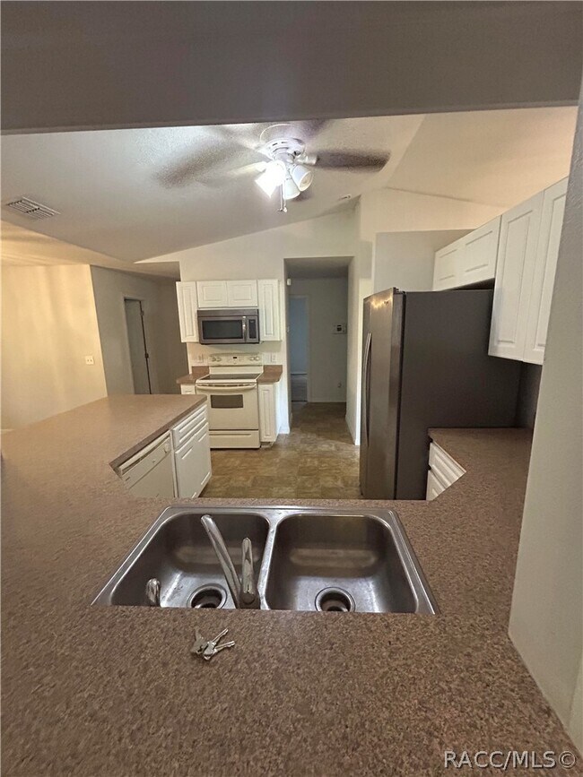 Building Photo - 3075 E Crown Dr