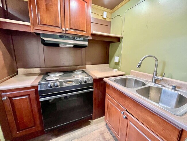 Building Photo - Spacious 6-Bedroom Gem In Fayetteville!