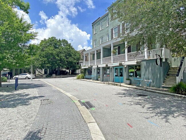Building Photo - Charming Partially Furnished 3BR/2.5BA Home in the Heart of Park Circle — Available for Quick Mov...
