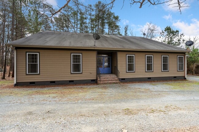 Building Photo - Fantastic one level ranch close to Carrboro