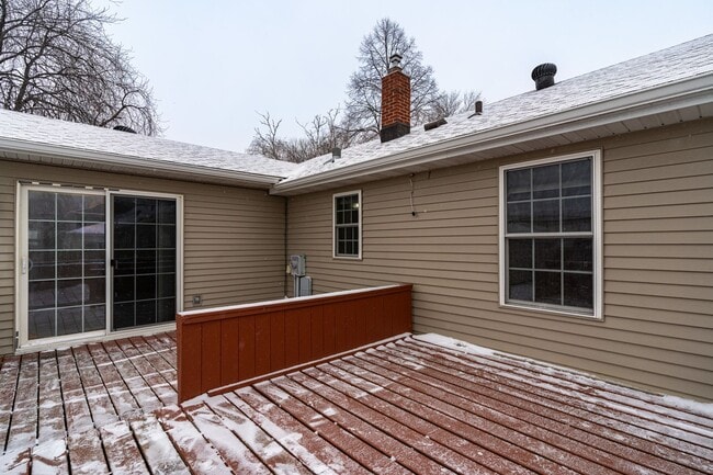 Building Photo - 3 Bedroom 2 Bath Home with Fenced in Backyard!