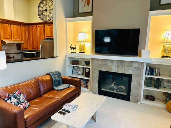 Building Photo - Charming Condo In the Center of Vancouver