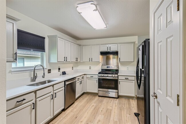 Building Photo - 6937 Sabrina Dr