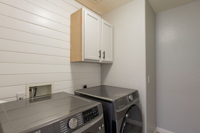Building Photo - 1057 S Deerfield Ln