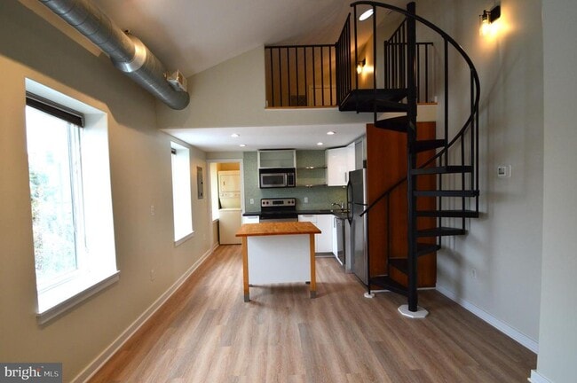 Building Photo - 1006 N 5th St