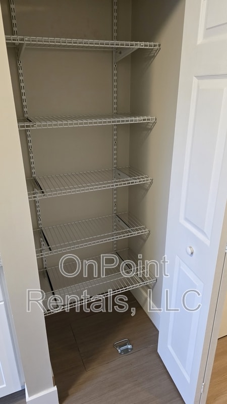 Building Photo - 5915 N Wayne Rd