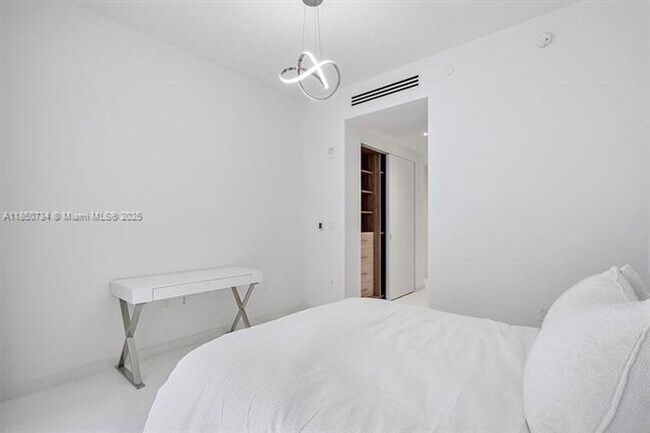 Building Photo - 300 Biscayne Blvd Way