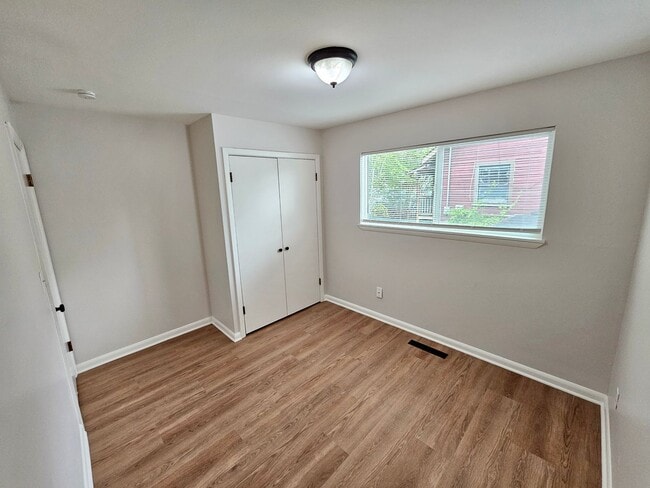 Building Photo - Newly Updated 3 Bed, 1.5 Bath Duplex Unit with Garage in Lovely Inner SE