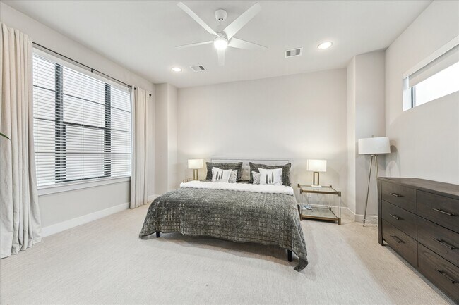 Building Photo - 5644 Darling St