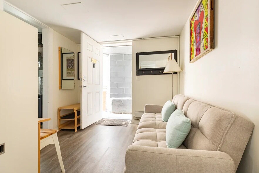 Open Entry/Media Room - 540 S Taylor Ave