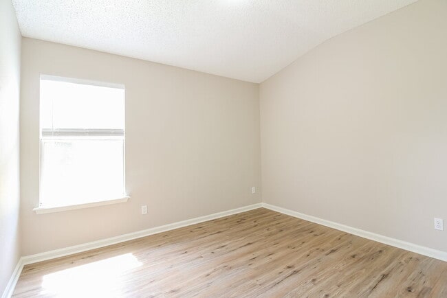 Building Photo - 6602 River Falls Dr