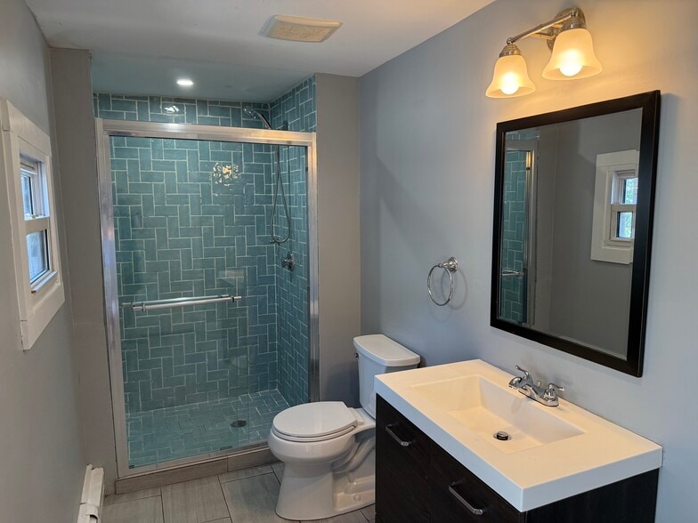 Apt 3: Bathroom - 57 Mozart St