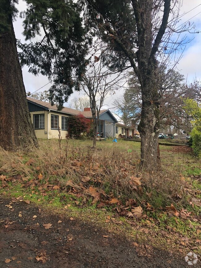 Building Photo - 3 bedroom one bath home with detached garage