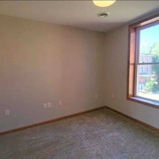 Building Photo - More Space than you can dream of! 5bed 2 b...