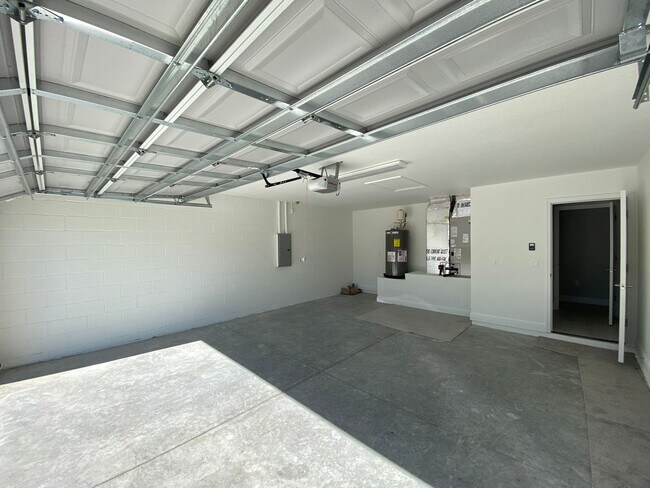 Building Photo - Desirable SW Ocala Neighborhood 4/2/2 *WON'T LAST*