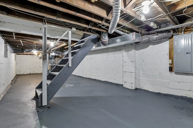 Building Photo - 1349 N 6th St
