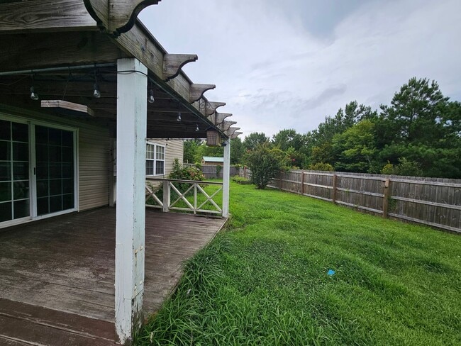 Building Photo - Gorgeous Home in Hubert!