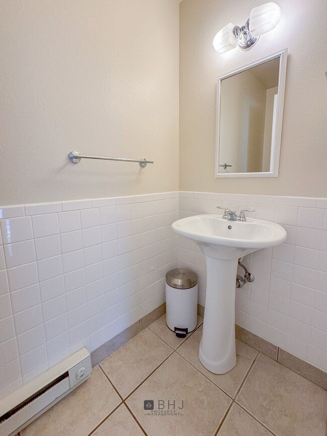 Building Photo - 3 Bedroom/ 1.5 Bath Townhouse for rent!