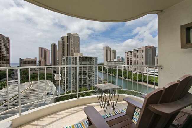 Building Photo - Fully furnished - Oceanview - Beautiful 2bedroom condo in Waikiki
