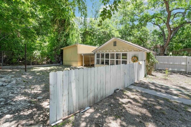 Building Photo - 716 E Losoya St