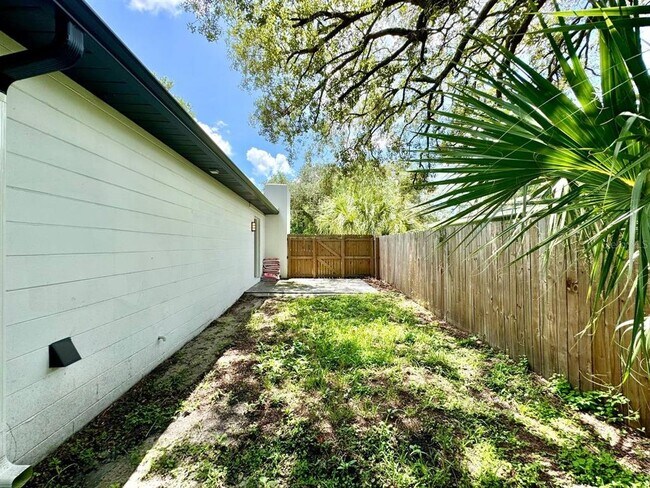 Building Photo - 1918 E Shadowlawn Ave