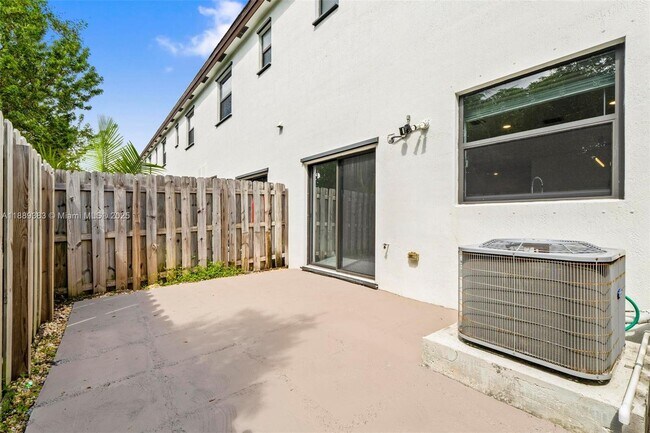 Building Photo - 20628 NE 7th Pl