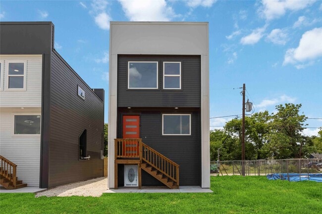 Building Photo - 2112 Des Chaumes St