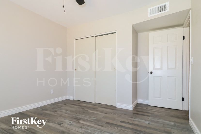 Building Photo - 4717 W Echo Ln