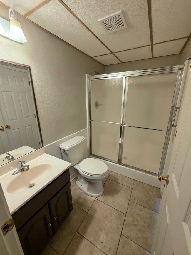 Building Photo - Large 4 Bed / 3 Bath House in Residential ...