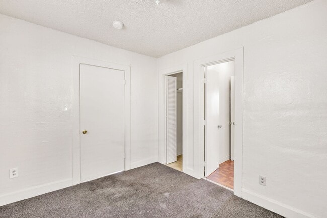 Building Photo - MODERN 2BED/1BATH APARTMENT WITH WASHER/DR...