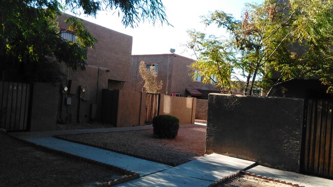 Building Photo - 1445 N 53rd Dr