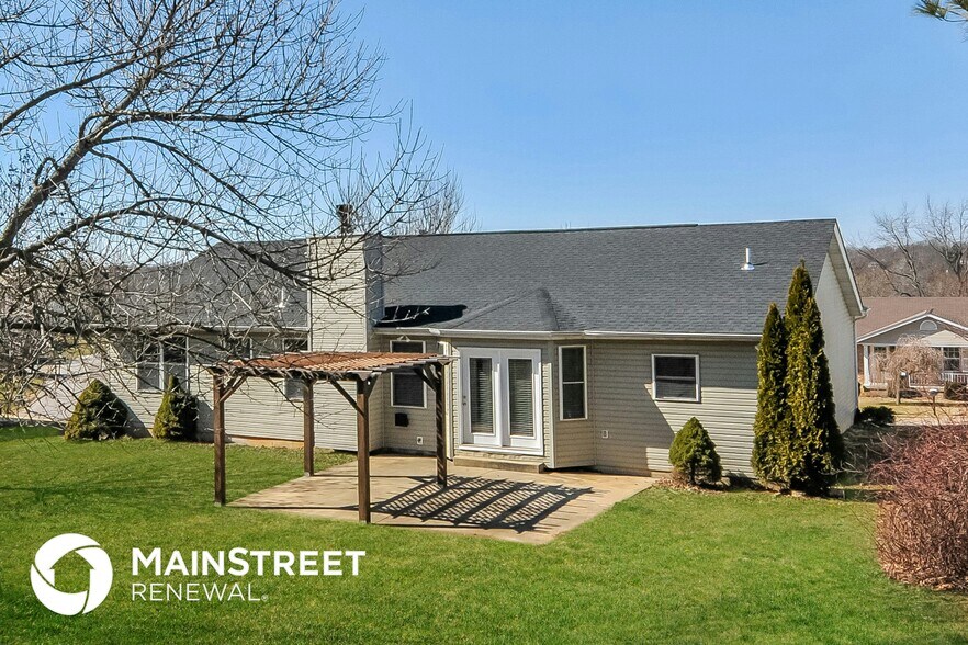 Building Photo - 210 Wenona Dr
