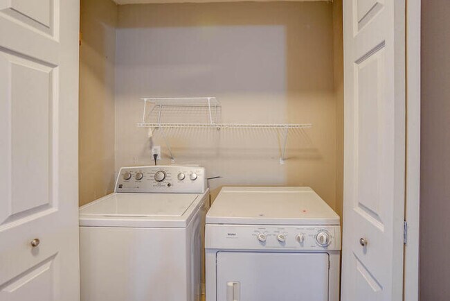 Building Photo - THREE BEDROOM TOWNHOME IN HAZEL DELL