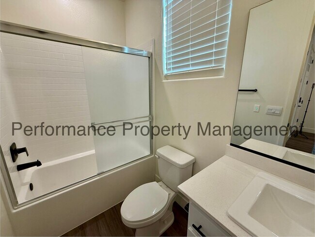 Building Photo - Gorgeous 4 Bed/2 Bath SW Bakersfield Home ...