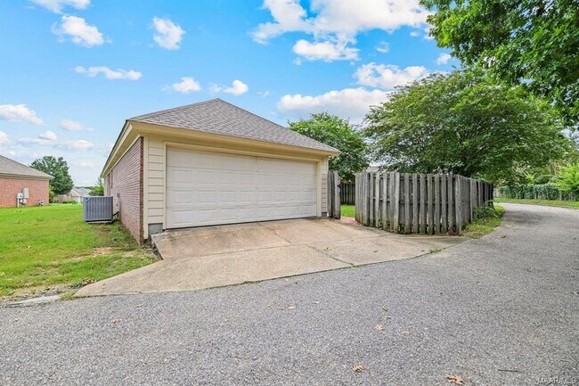 Building Photo - 8990 Stoneridge Pl