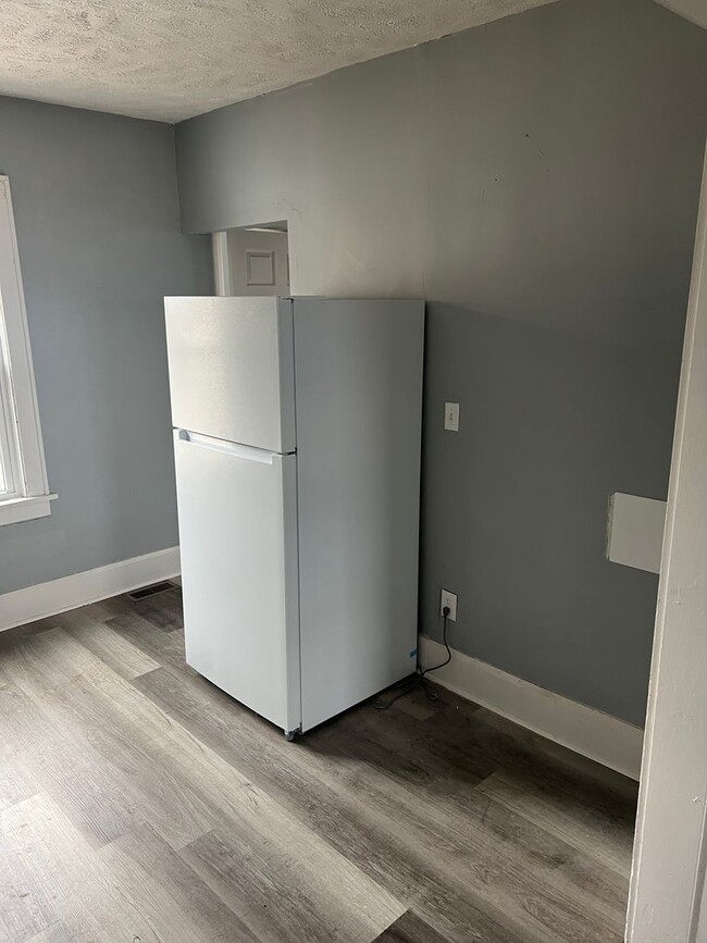 Building Photo - 3 Bed / 1.5 Bath Updated Home with Off-Street Parking!