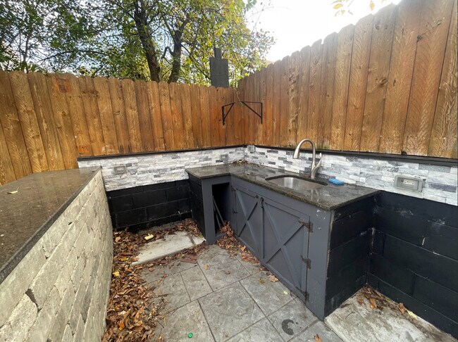 Building Photo - 115 Benson St