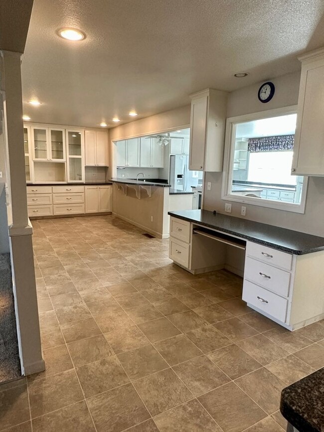 Building Photo - Beautiful Country Home! With Bonus Office/Den Room