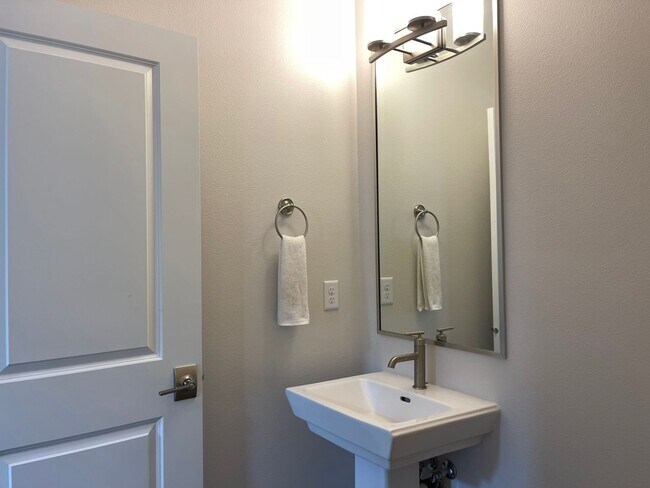 Building Photo - CLICK "REQUEST A TOUR" NOW!