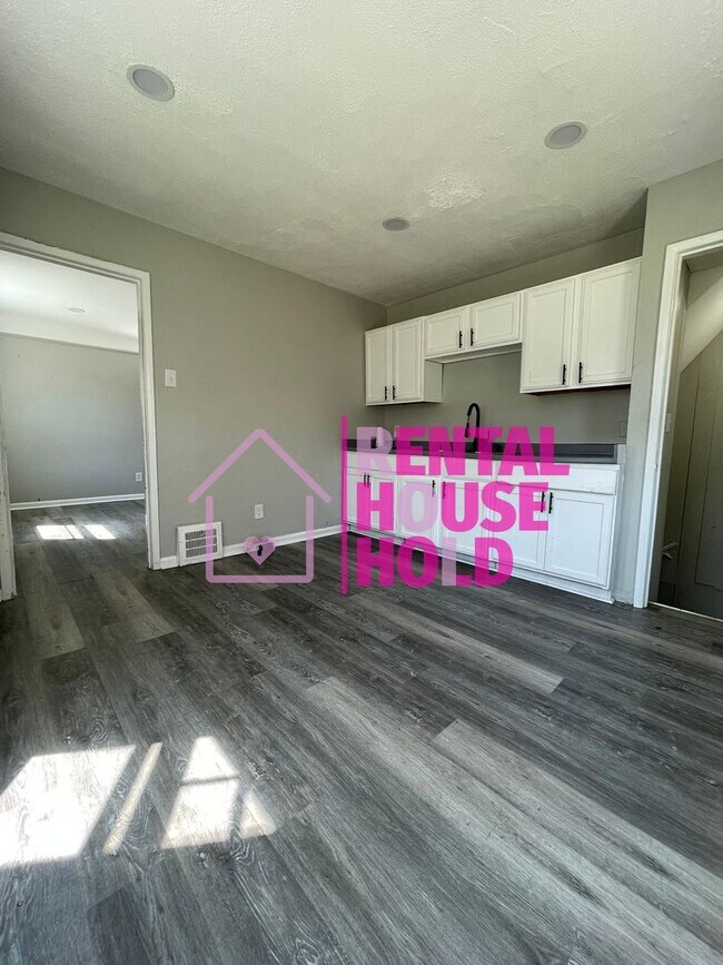 Building Photo - ~3 BEDROOM | 1 BATH | FREE PRE SCREEN