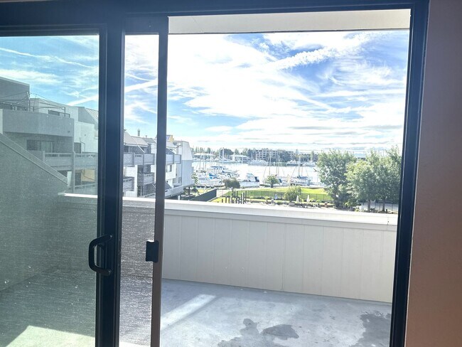 Building Photo - BEAUTIFUL TOP FLOOR  1 BED 1 BATH CONDO W/...