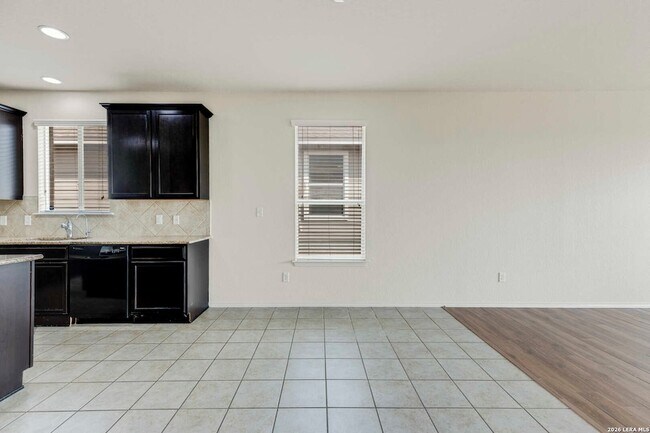 Building Photo - 322 Walnut Crest