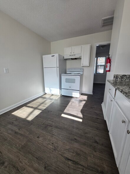 Building Photo - 617 Lexington Ave